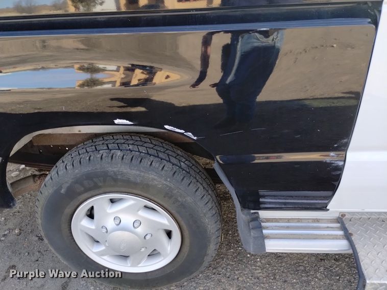 image for item DQ6001 2000 Ford E350 van