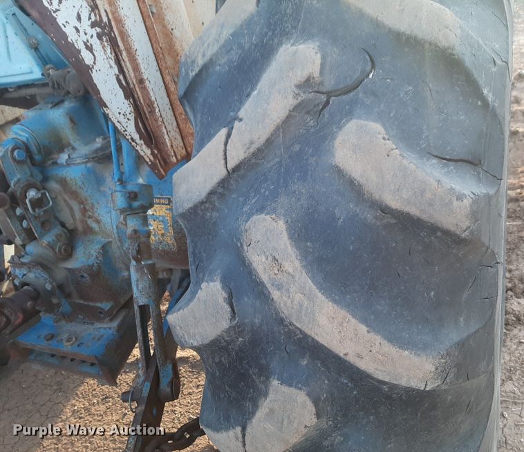 image for item DV9893 Ford  5900 tractor