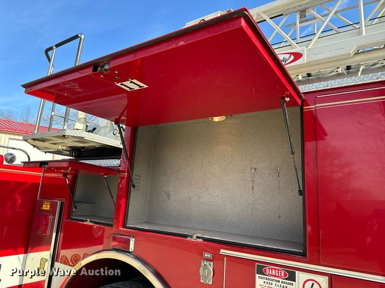 image for item EH6552 1996 Pierce Quint fire truck