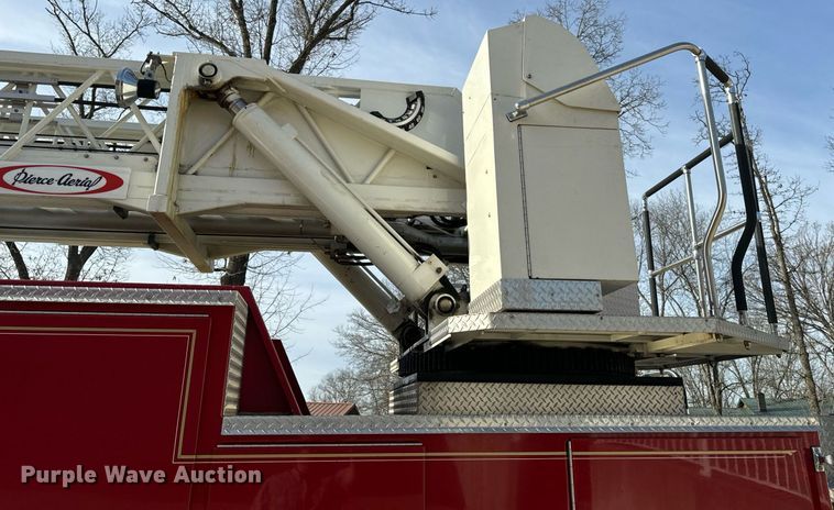 image for item EH6552 1996 Pierce Quint fire truck