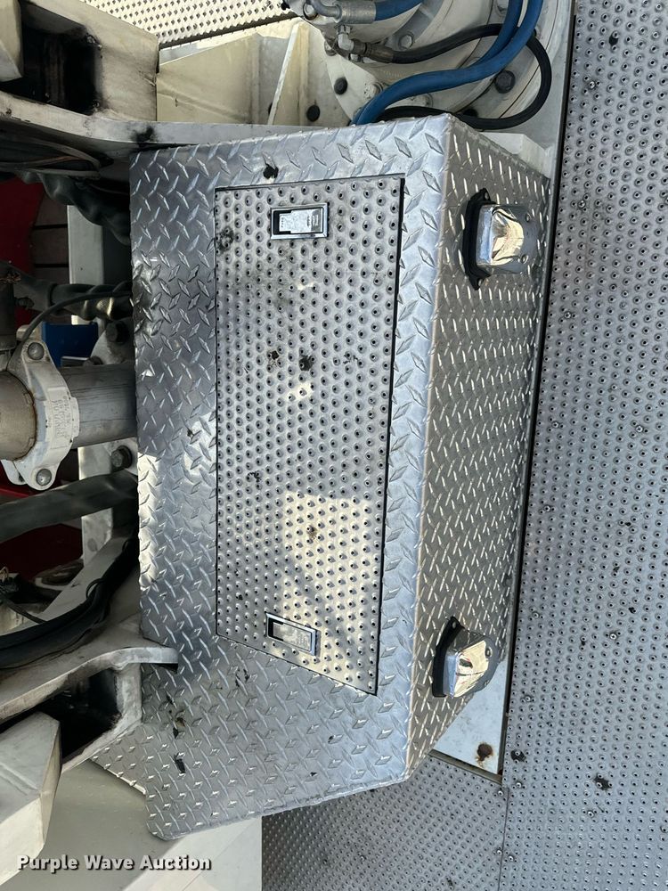 image for item EH6552 1996 Pierce Quint fire truck