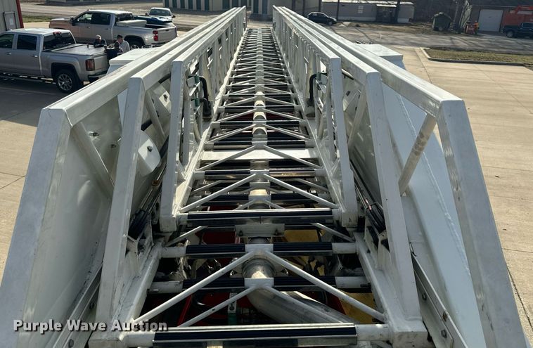 image for item EH6552 1996 Pierce Quint fire truck