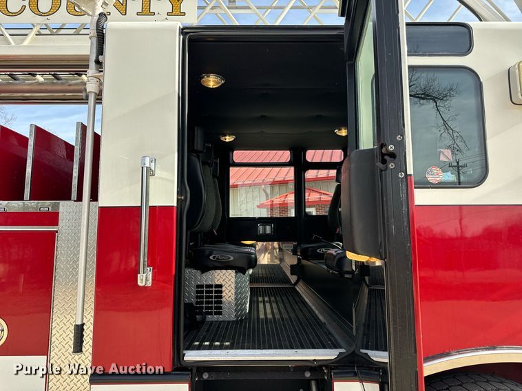 image for item EH6552 1996 Pierce Quint fire truck