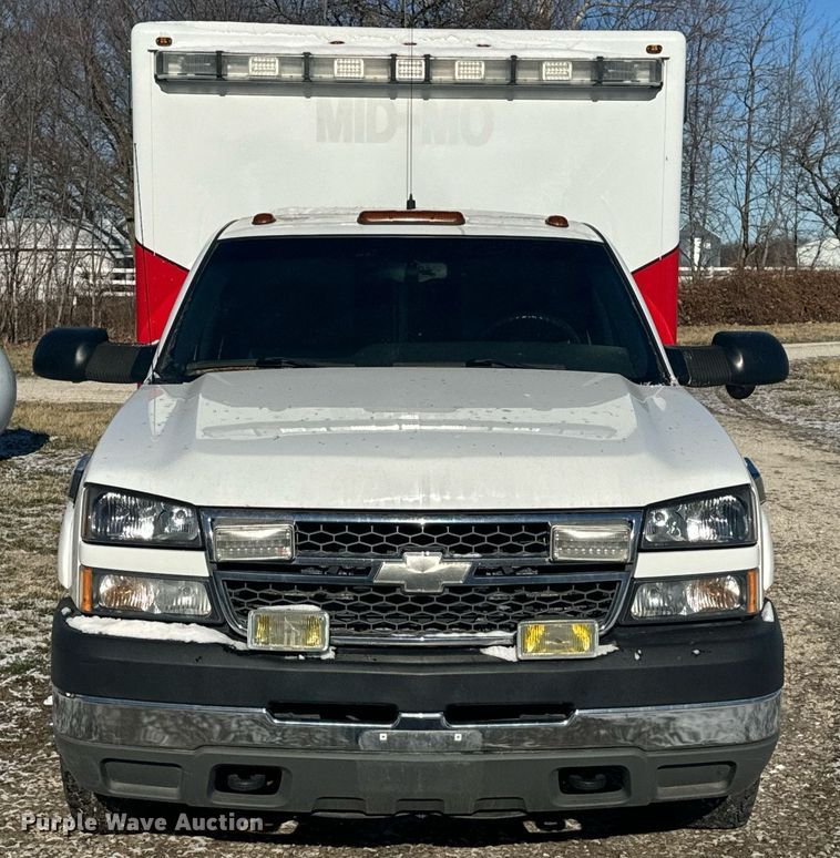 image for item EH6555 2005 Chevrolet Silverado 3500 ambulance