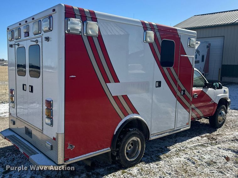 image for item EH6555 2005 Chevrolet Silverado 3500 ambulance