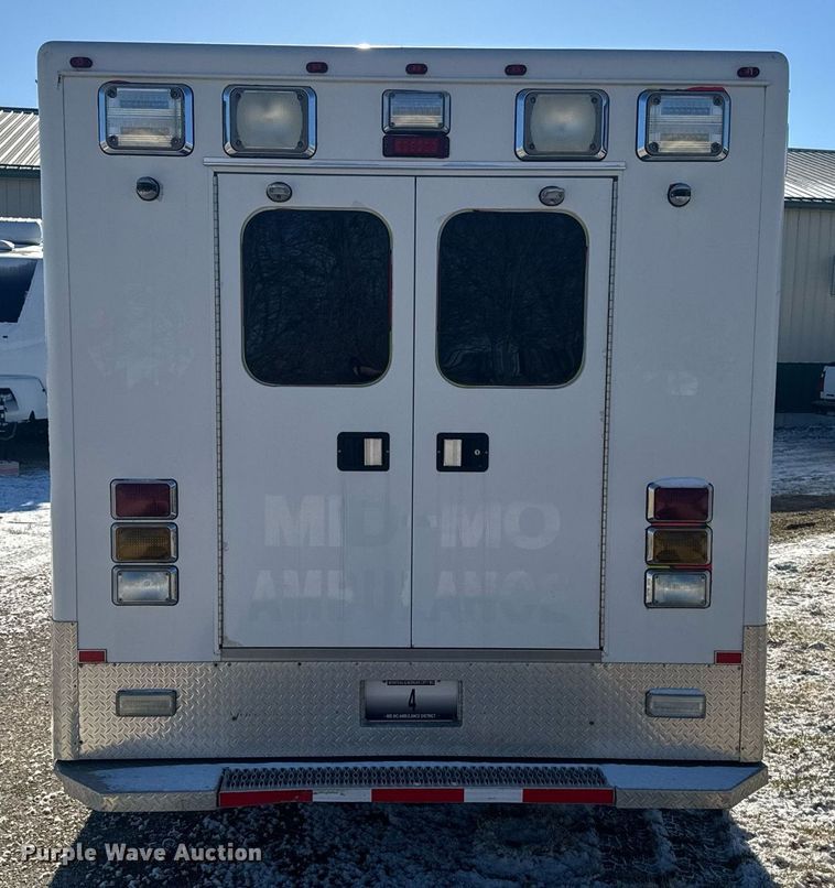 image for item EH6555 2005 Chevrolet Silverado 3500 ambulance