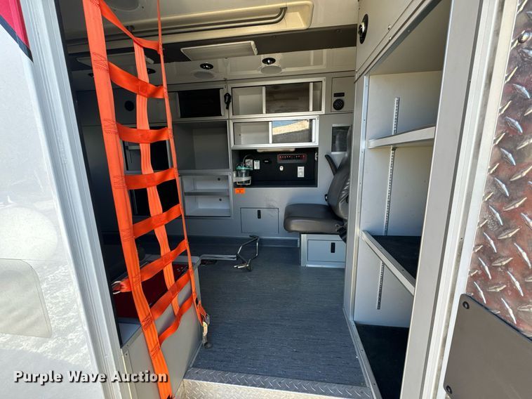 image for item EH6555 2005 Chevrolet Silverado 3500 ambulance