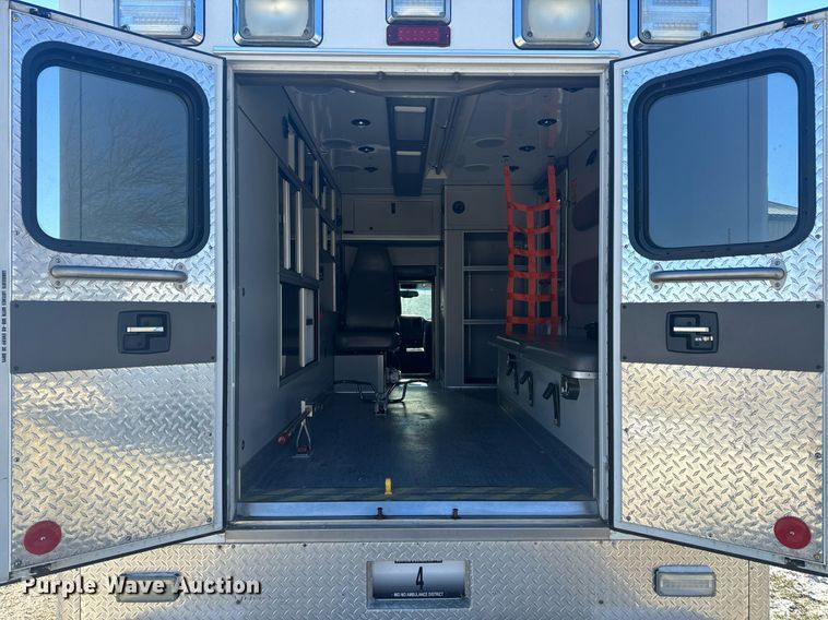 image for item EH6555 2005 Chevrolet Silverado 3500 ambulance