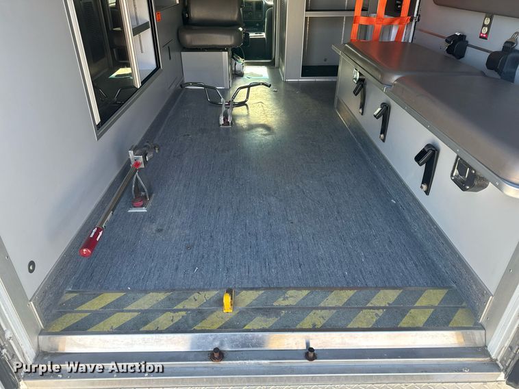 image for item EH6555 2005 Chevrolet Silverado 3500 ambulance