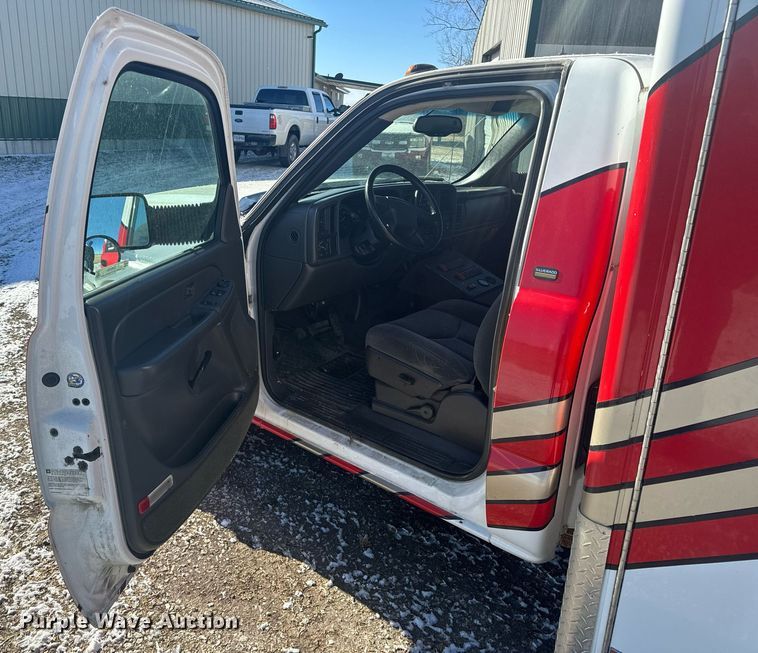 image for item EH6555 2005 Chevrolet Silverado 3500 ambulance