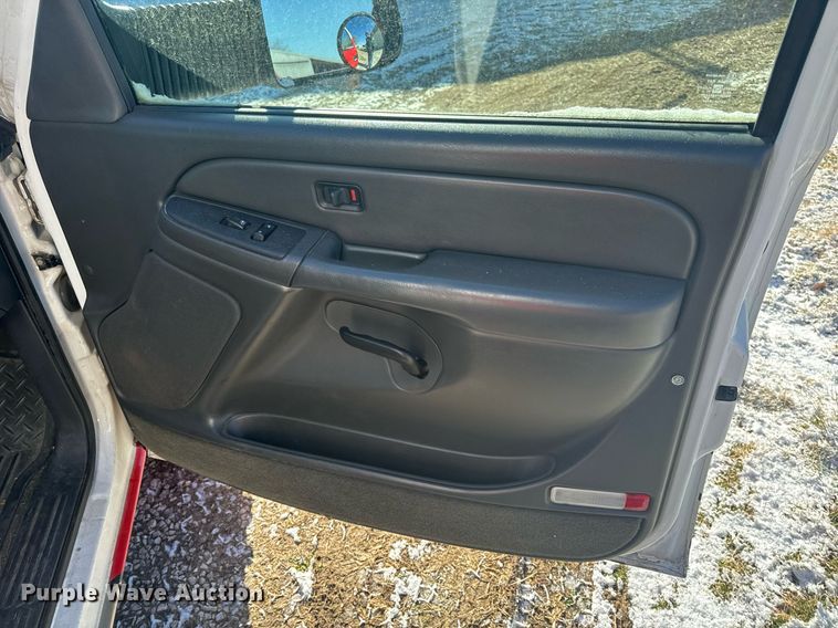 image for item EH6555 2005 Chevrolet Silverado 3500 ambulance