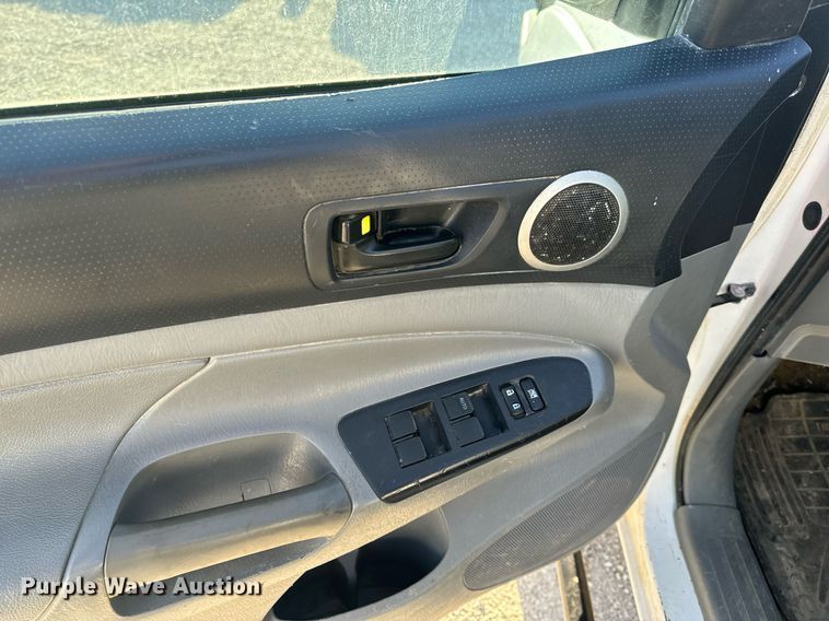 image for item EH6556 2013 Toyota Tacoma Double Cab pickup truck