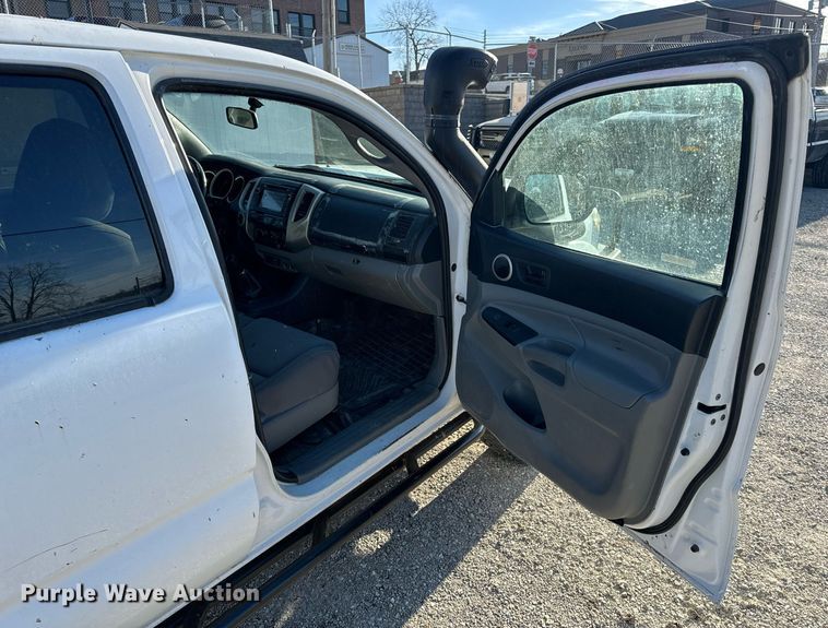 image for item EH6556 2013 Toyota Tacoma Double Cab pickup truck