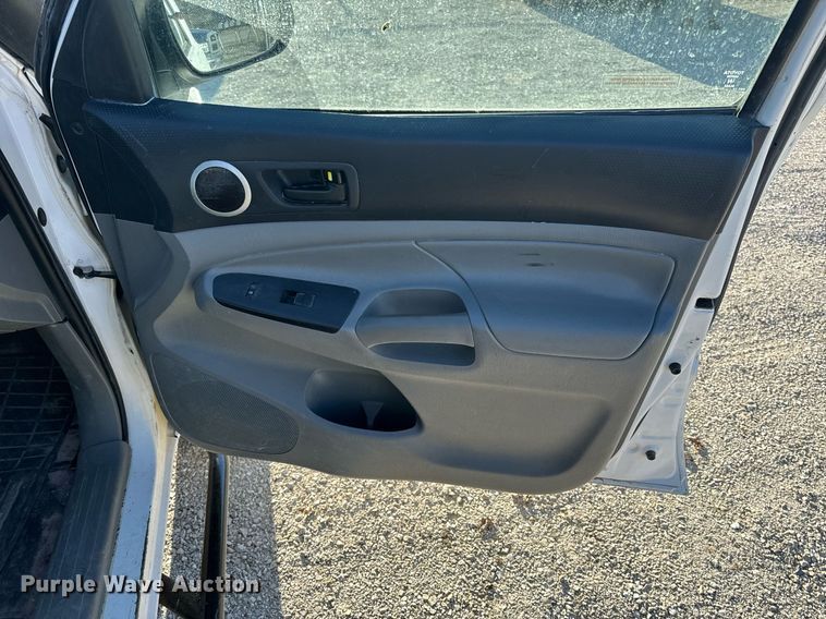 image for item EH6556 2013 Toyota Tacoma Double Cab pickup truck