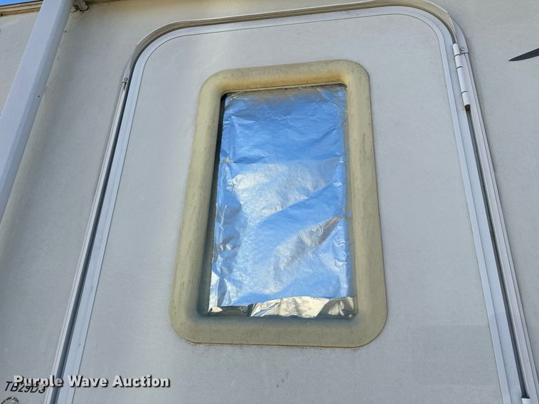 image for item EH6558 2005 R-Vision Trail-Bay TB29DS camper