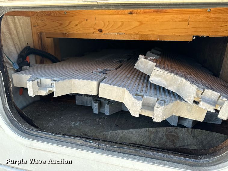 image for item EH6558 2005 R-Vision Trail-Bay TB29DS camper