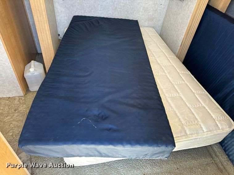 image for item EH6558 2005 R-Vision Trail-Bay TB29DS camper