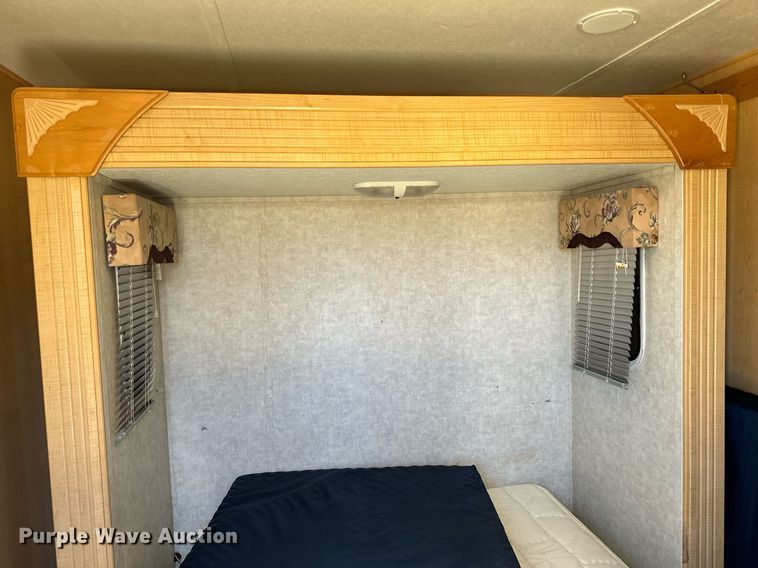 image for item EH6558 2005 R-Vision Trail-Bay TB29DS camper