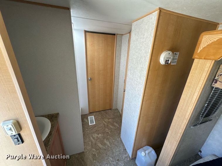 image for item EH6558 2005 R-Vision Trail-Bay TB29DS camper