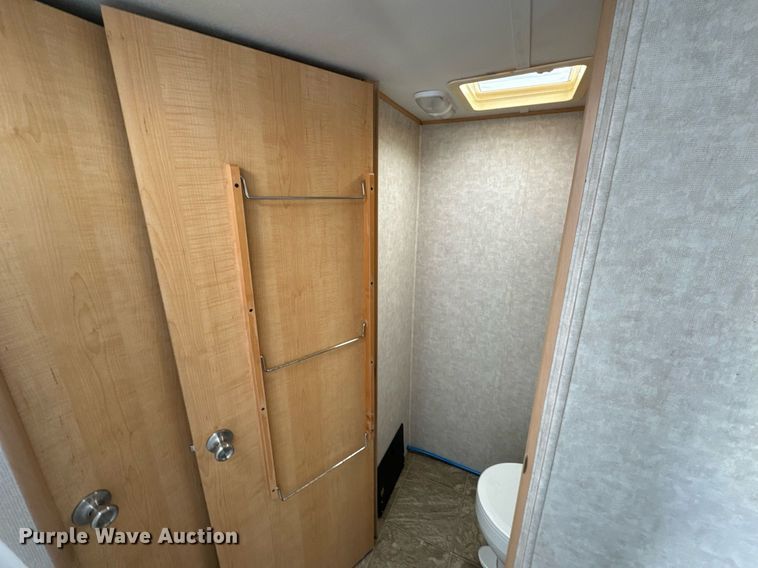 image for item EH6558 2005 R-Vision Trail-Bay TB29DS camper