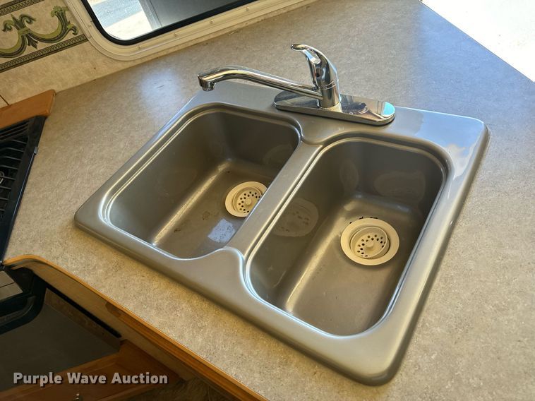 image for item EH6558 2005 R-Vision Trail-Bay TB29DS camper