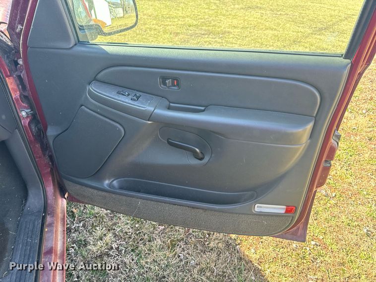 image for item EH6563 2004 Chevrolet Silverado 1500 Ext. Cab pickup truck