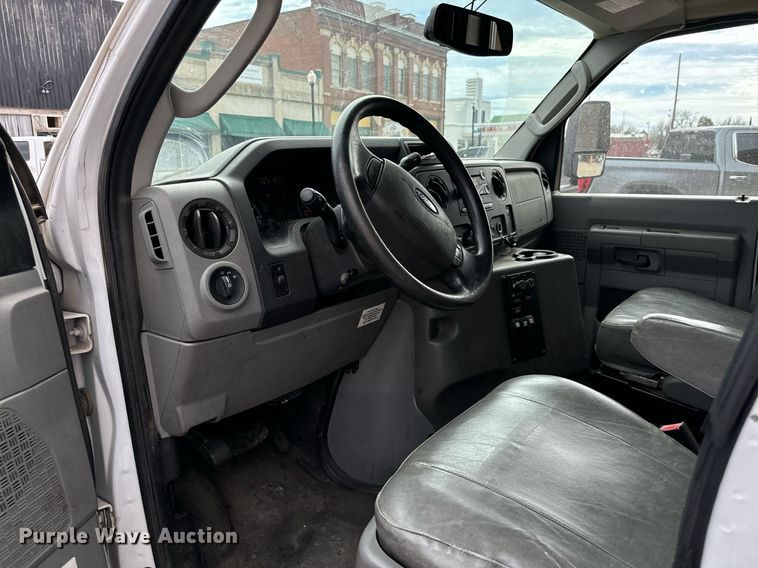 image for item EJ0288 2010 Ford E450 shuttle bus