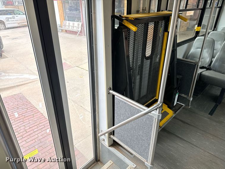 image for item EJ0288 2010 Ford E450 shuttle bus