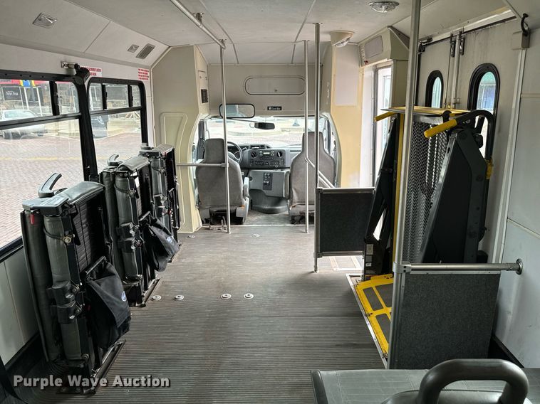 image for item EJ0288 2010 Ford E450 shuttle bus