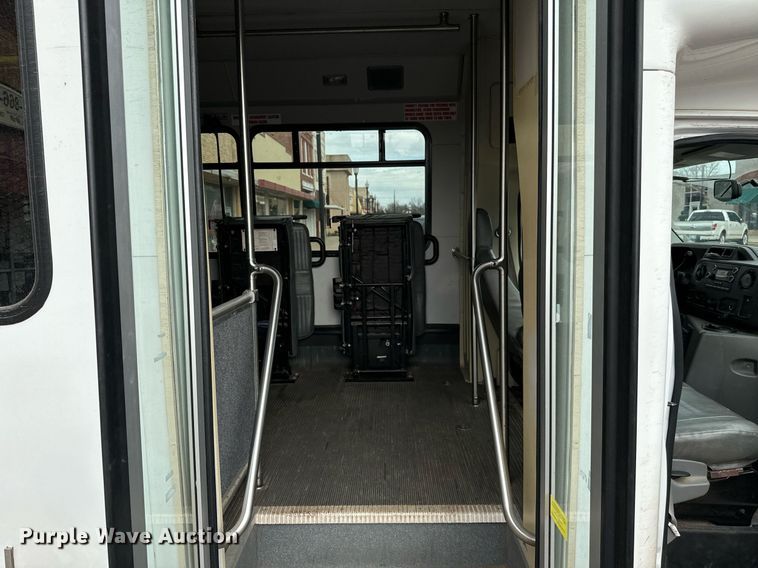 image for item EJ0288 2010 Ford E450 shuttle bus