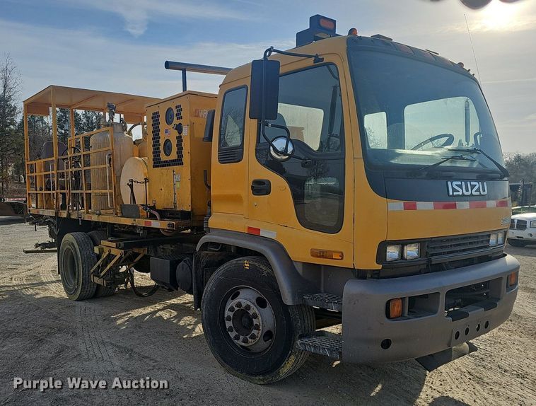 image for item EJ5995 1999 Isuzu FSR paint striper truck