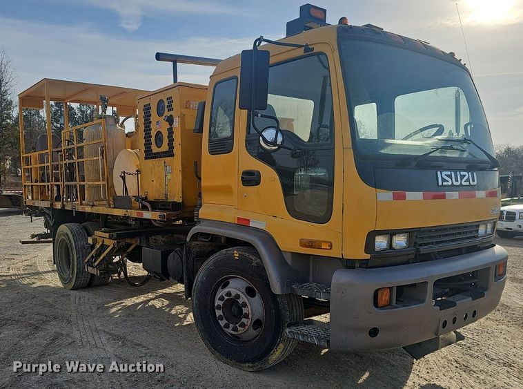 image for item EJ5995 1999 Isuzu FSR paint striper truck