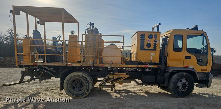 image for item EJ5995 1999 Isuzu FSR paint striper truck