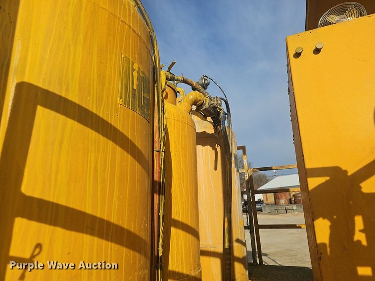 image for item EJ5995 1999 Isuzu FSR paint striper truck