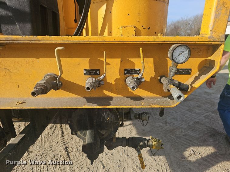 image for item EJ5995 1999 Isuzu FSR paint striper truck