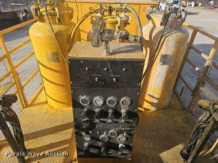 image for item EJ5995 1999 Isuzu FSR paint striper truck