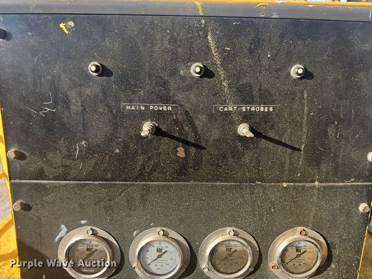 image for item EJ5995 1999 Isuzu FSR paint striper truck