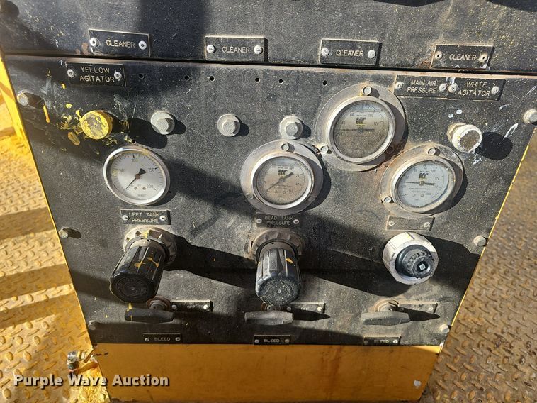 image for item EJ5995 1999 Isuzu FSR paint striper truck