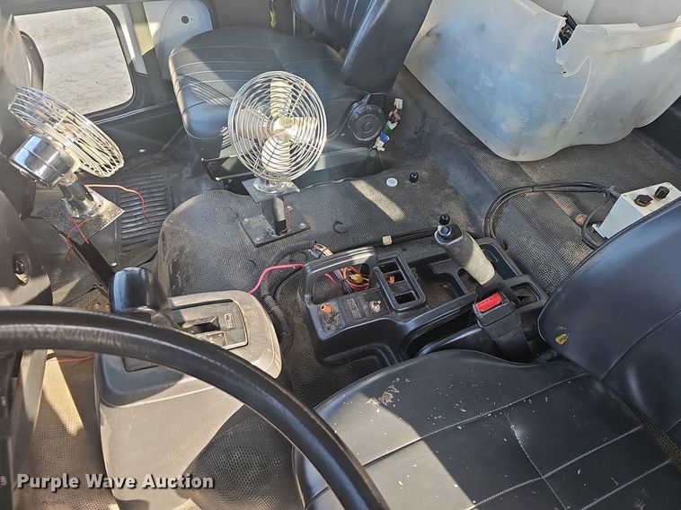 image for item EJ5995 1999 Isuzu FSR paint striper truck