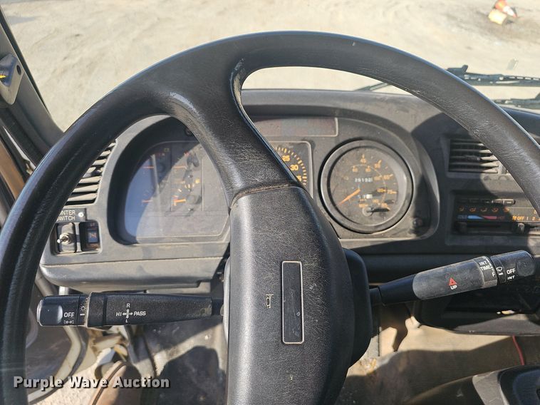 image for item EJ5995 1999 Isuzu FSR paint striper truck