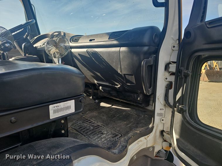 image for item EJ5995 1999 Isuzu FSR paint striper truck