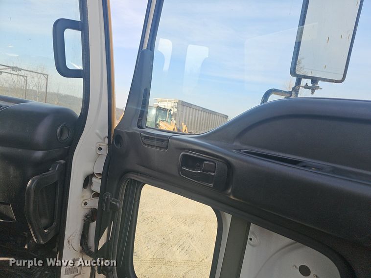 image for item EJ5995 1999 Isuzu FSR paint striper truck