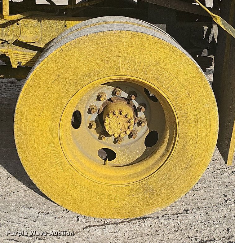 image for item EJ5995 1999 Isuzu FSR paint striper truck