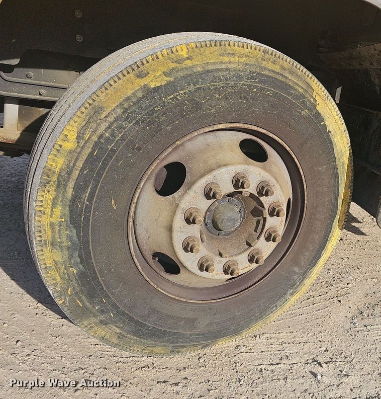 image for item EJ5995 1999 Isuzu FSR paint striper truck