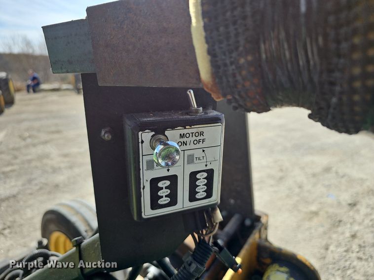 image for item EJ6000 2001 John Deere 5210 tractor