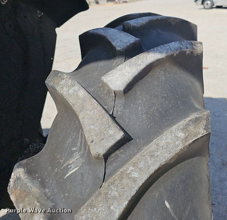 image for item EJ6000 2001 John Deere 5210 tractor