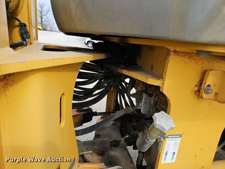 image for item EJ6004 2005 John Deere 624J wheel loader