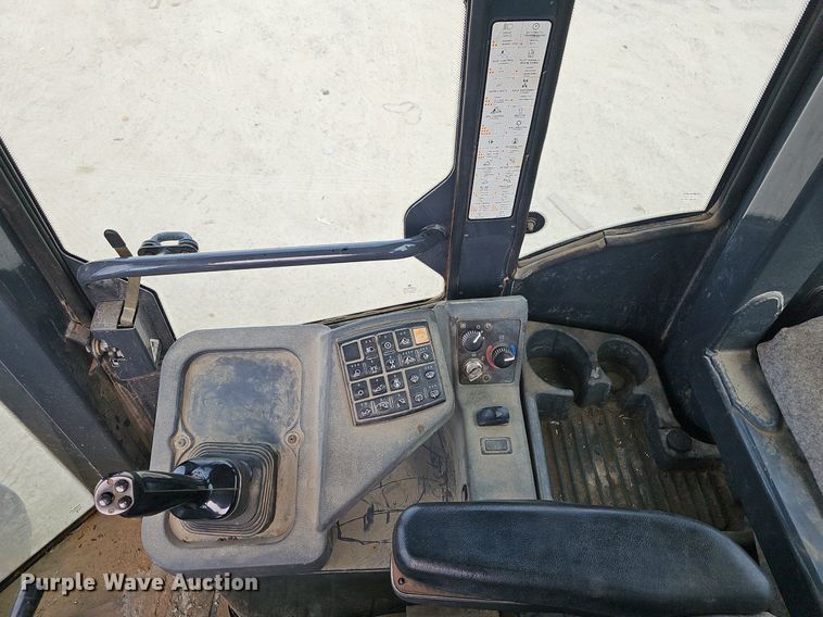 image for item EJ6004 2005 John Deere 624J wheel loader