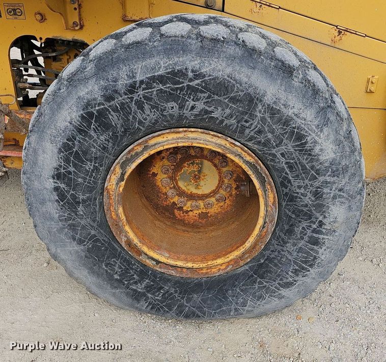 image for item EJ6004 2005 John Deere 624J wheel loader