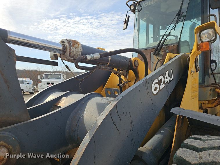 image for item EJ6008 2004 John Deere 624J wheel loader